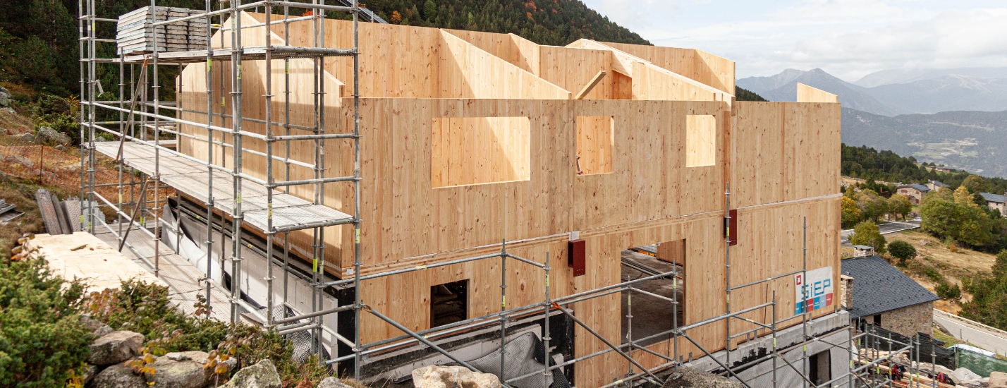 Panells CLT i finestres de fusta aplicats en edificació sostenible